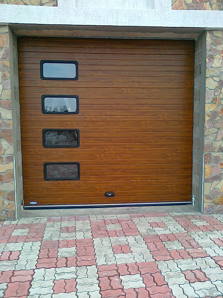 Секционные гаражные ворота под дерево со встроенной калиткой фото 2