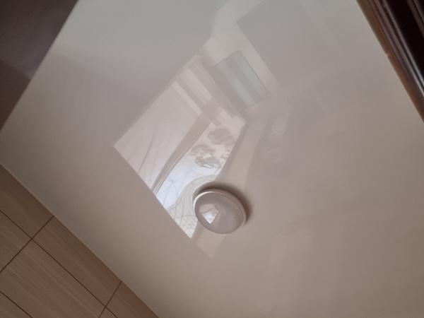 Глянцевый потолок в ванной комнате фото 2