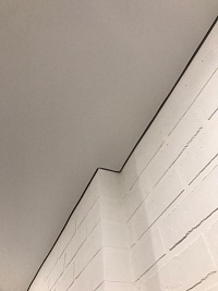 Парящий натяжной потолок с матовым полотном белого цвета фото 5