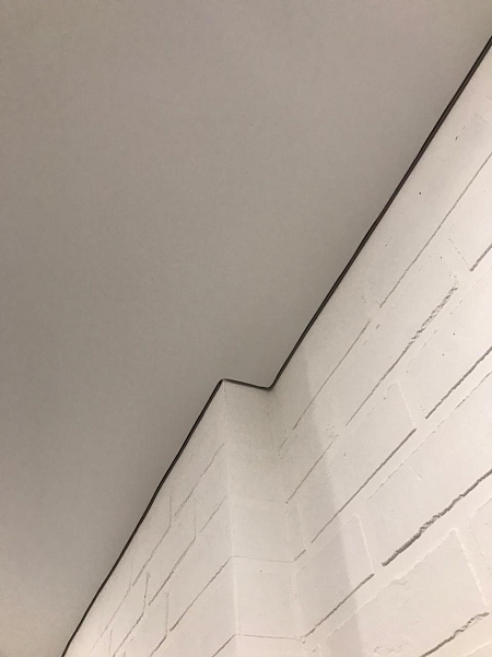 Парящий натяжной потолок с матовым полотном белого цвета фото 5