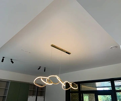 Многоуровневый натяжной потолок в гостиной фото