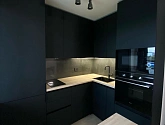 Изготовили черную матовую кухню в минималистичном дизайне