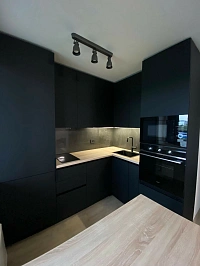 Изготовили черную матовую кухню в минималистичном дизайне фото 1