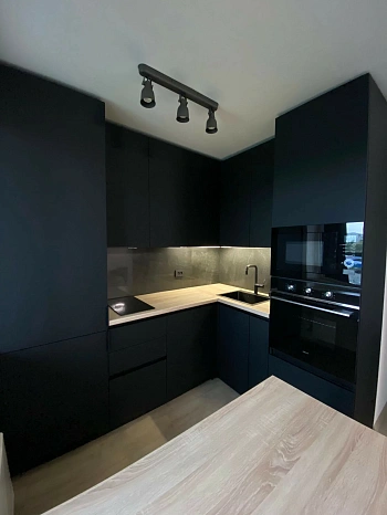 Изготовили черную матовую кухню в минималистичном дизайне фото