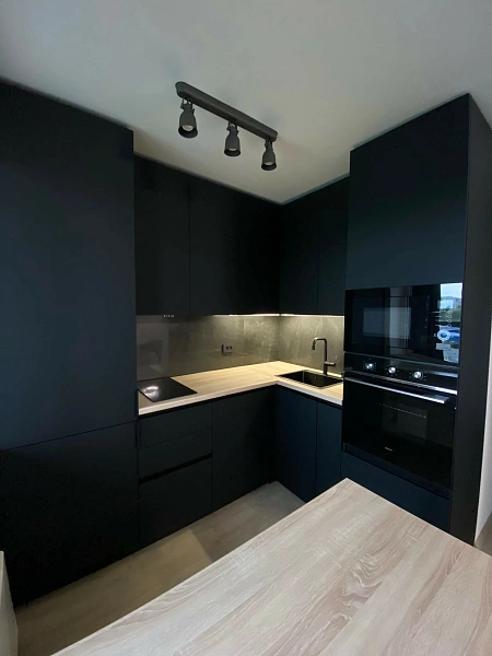 Изготовили черную матовую кухню в минималистичном дизайне фото 1