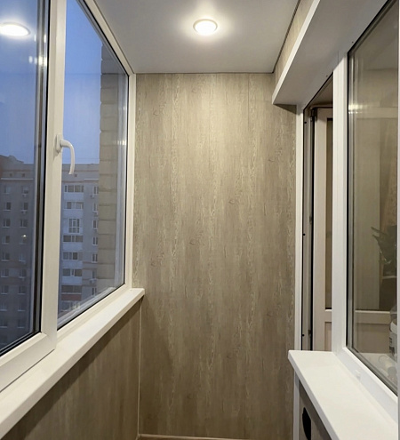 Остекление и отделка балкона пластиковыми окнами Рехау фото 5