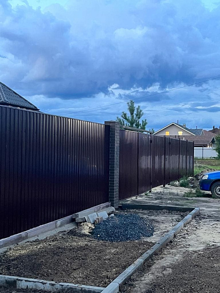Установка забора из профнастила фото 3