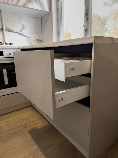 П-образный функциональный гарнитур для маленькой кухни фото 3