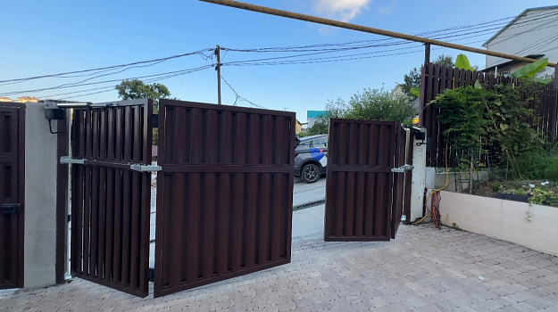 Установка сложных распашных ворот «двойная книжка» фото