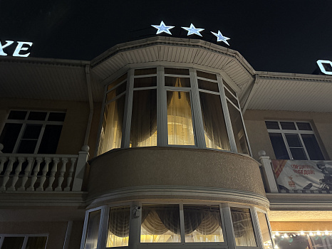 Остекление небольшой гостиницы пластиковыми окнами фото