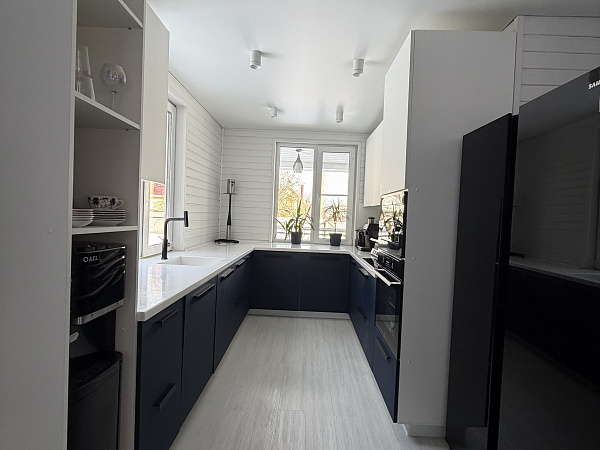 П-образная кухня с фасадами темно-синего и белого цвета фото 3