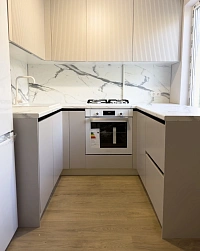 П-образный функциональный гарнитур для маленькой кухни фото 2