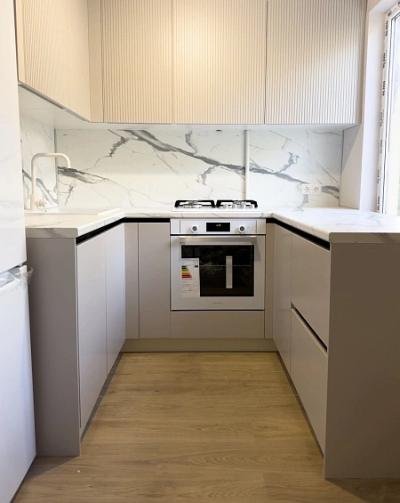 П-образный функциональный гарнитур для маленькой кухни фото 2