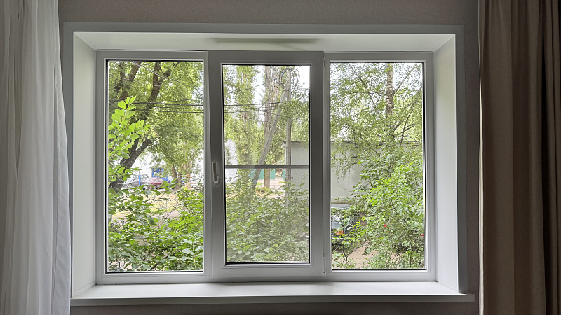 Трёхстворчатое ПВХ окно из теплого профиля KBE фото 1