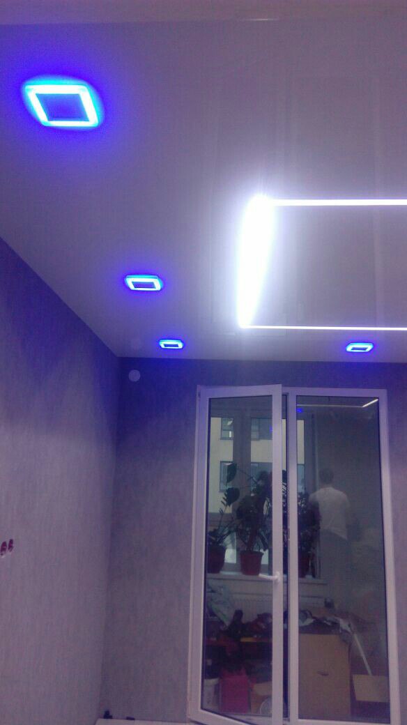 Выполнили потолки со встроенными световыми линиями и спотами в квартире площадью 57 м2  фото