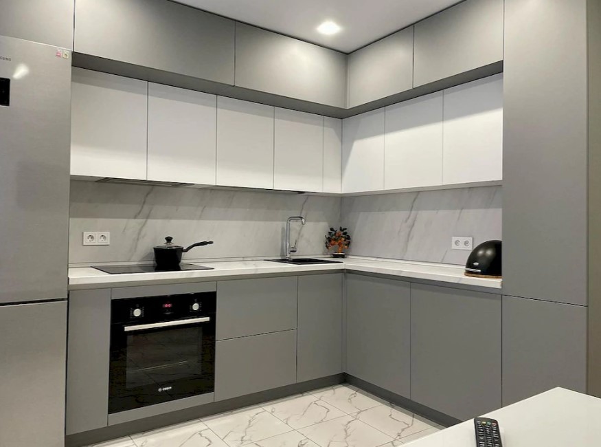 Угловой серый кухонный гарнитур с фасадами из крашеного МДФ фото