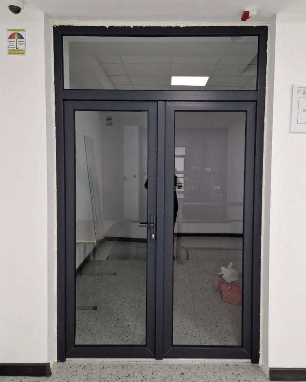 Остеклили коридор в офисном здании фото