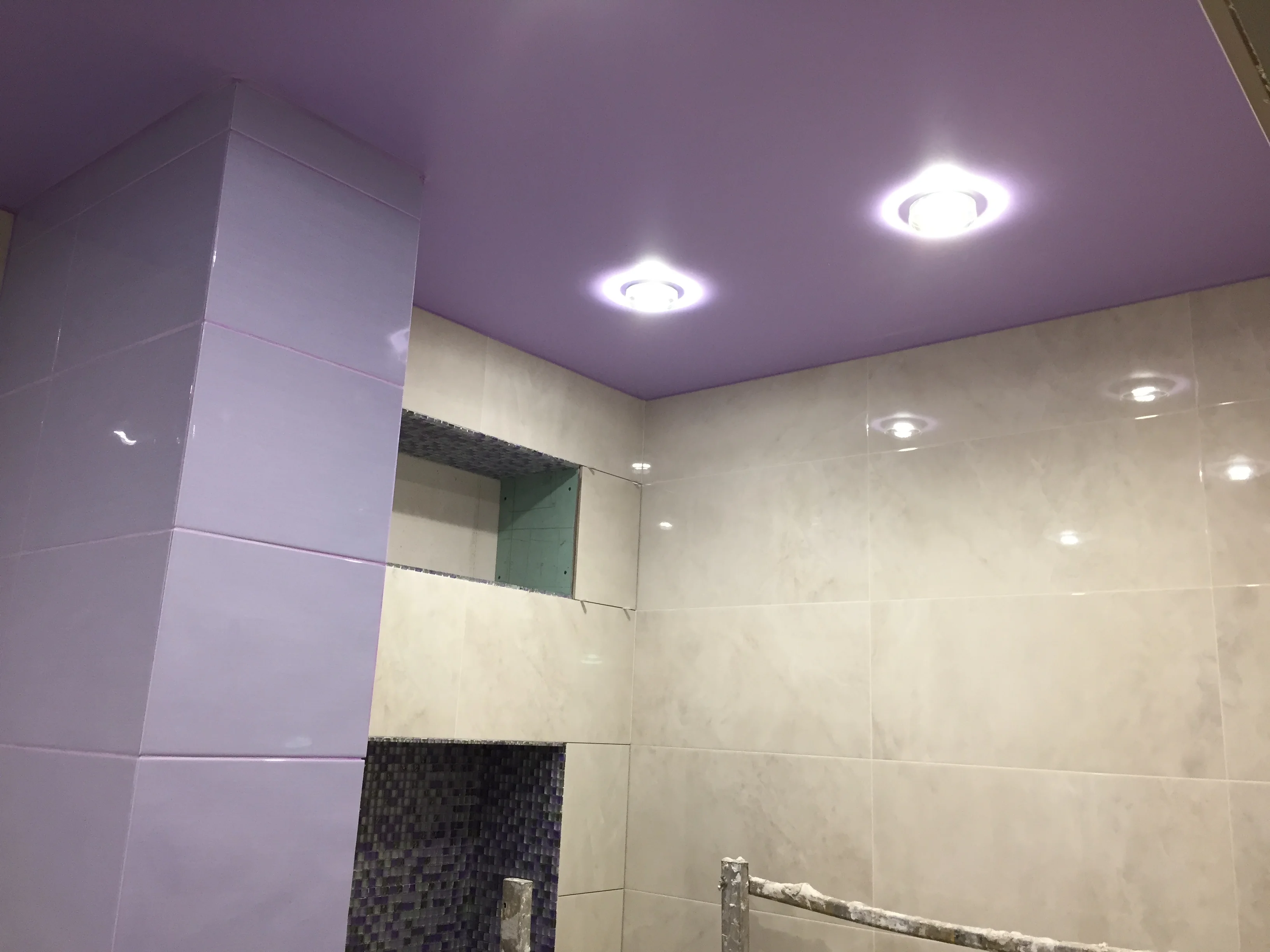 Цветной матовый потолок в санузел фото