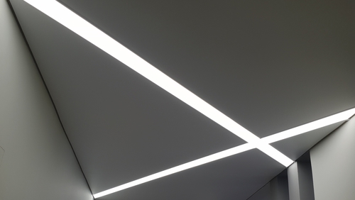 Выполнили монтаж одноуровневого потолка в коридоре фото 1