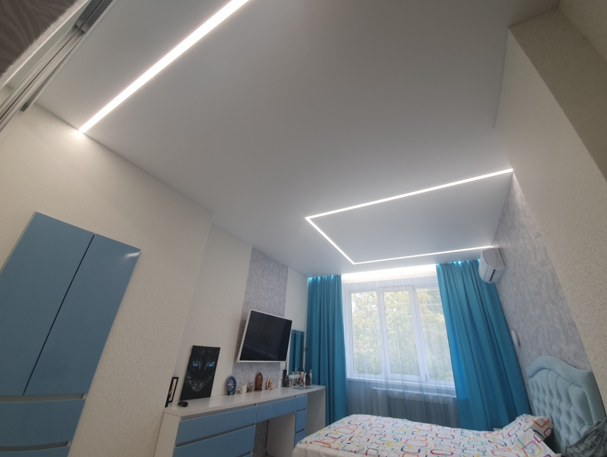 Натяжной потолок в спальню 12 кв.м со стилизацией световыми линиями по дизайн-проекту фото