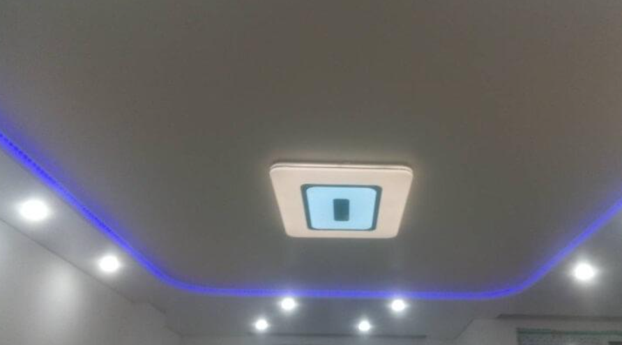 Установили двухуровневый потолок в гостиной площадью 20 м2 фото