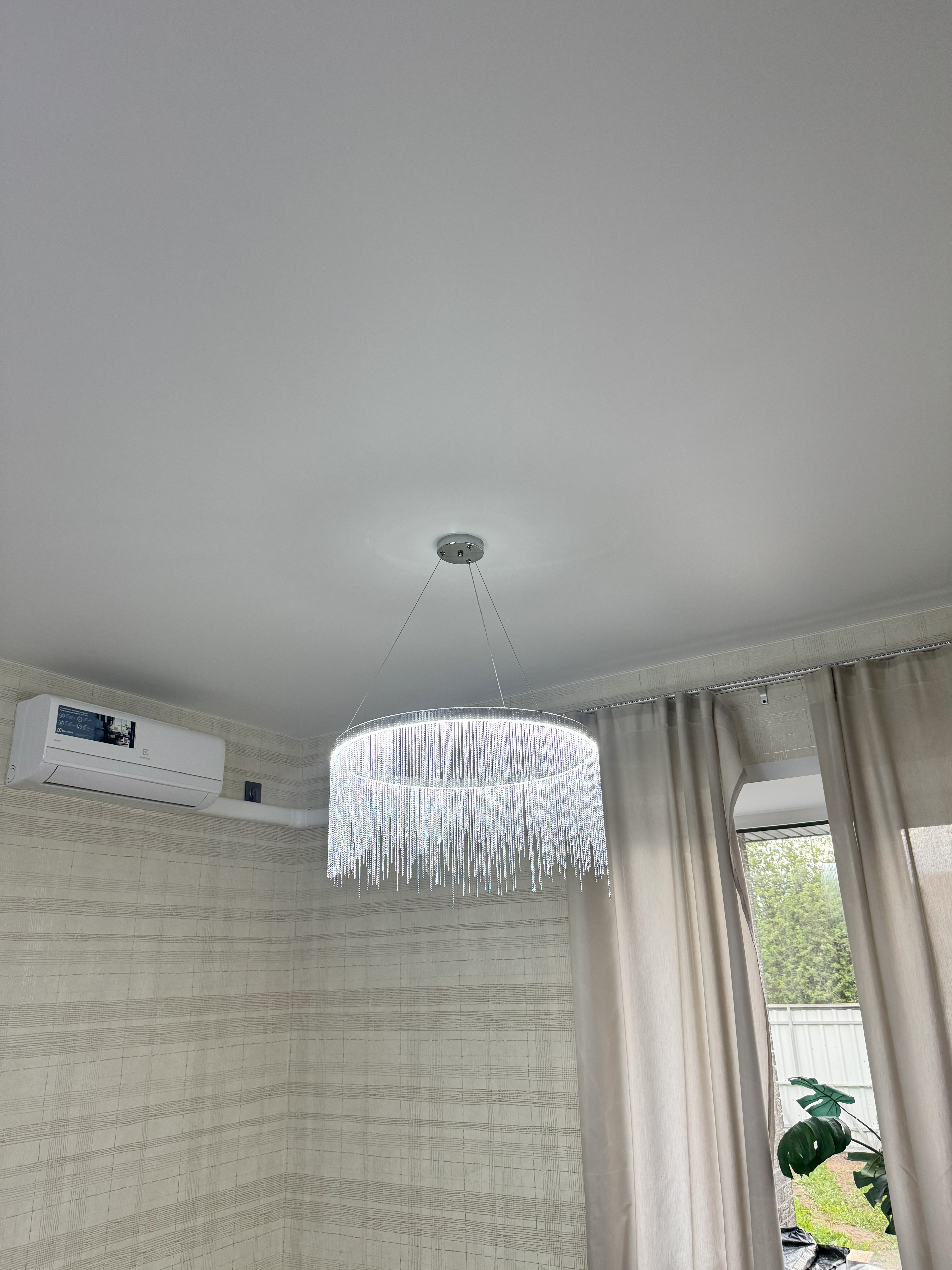 Замена натяжного потолка в гостиной комнате фото