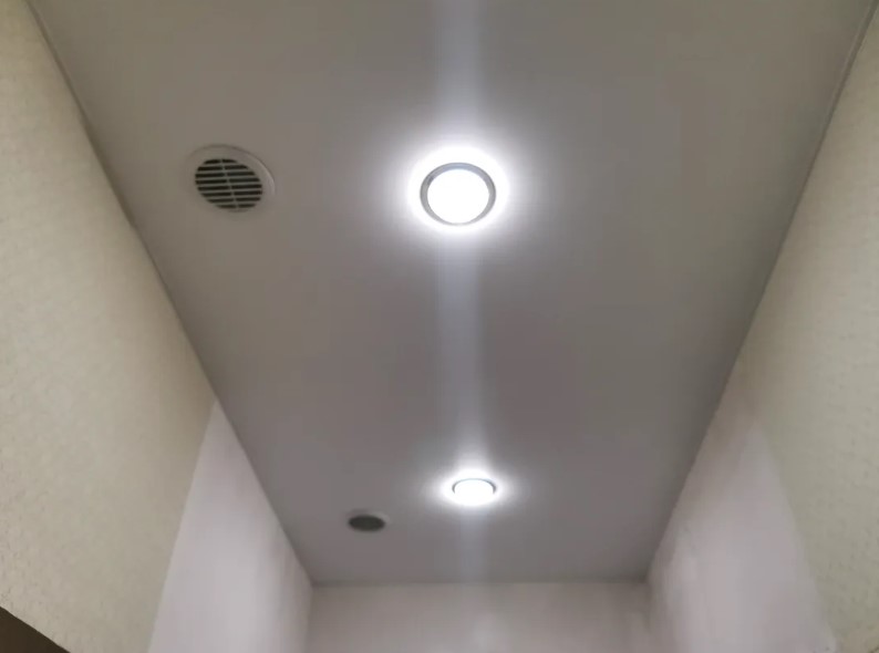 Белый глянцевый натяжной потолок в однокомнатной квартире фото