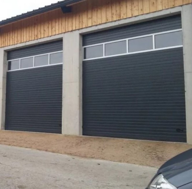 Секционные ворота Алютех с окошком фото