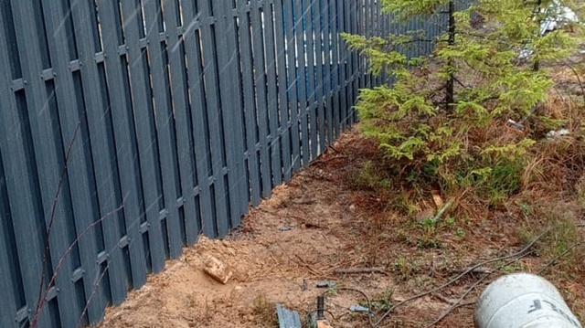 Произвели установку забора из штакетника на лесном участке фото 2