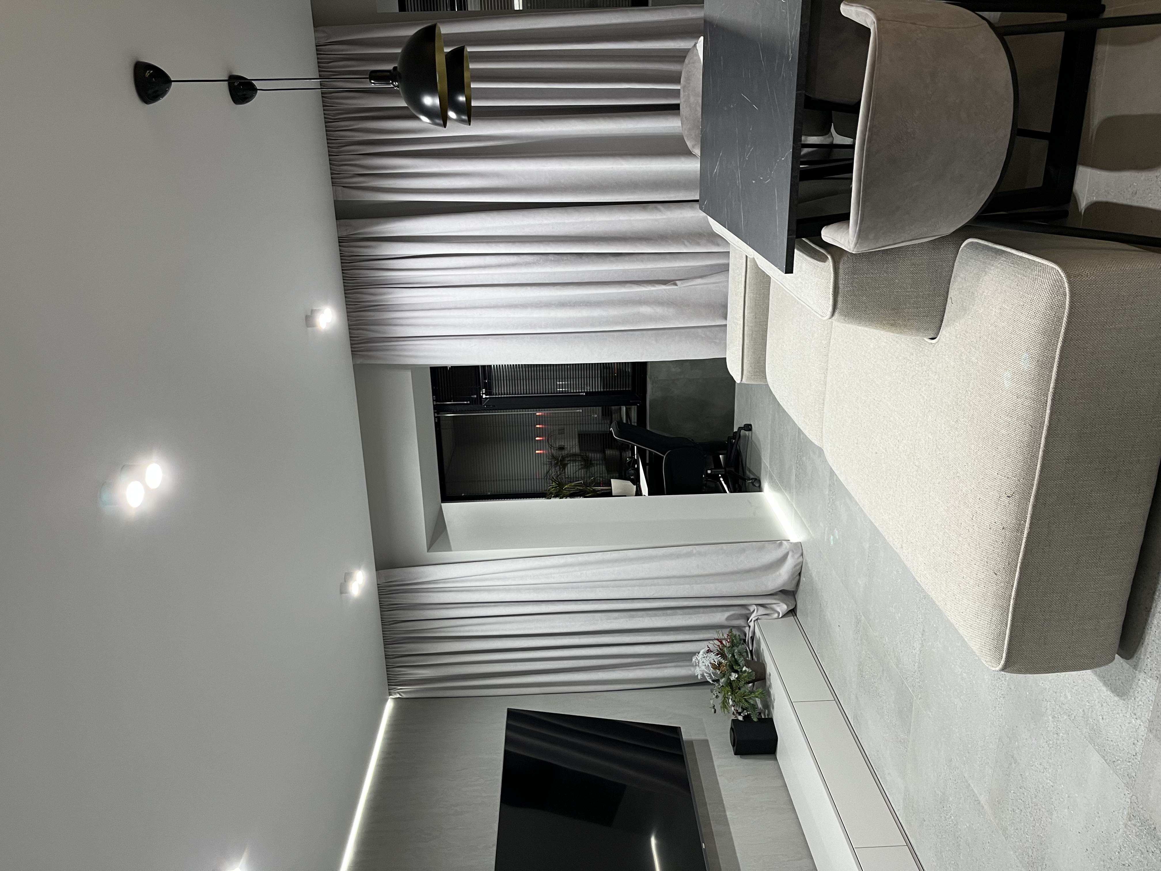 Натянули теневой потолок во всей квартире фото