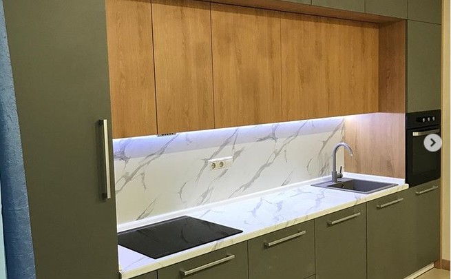 Кухня под потолок в трендовых цветах фото