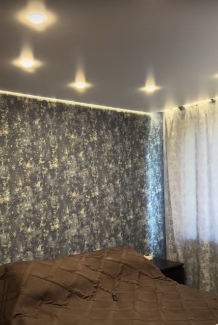 Парящий натяжной потолок на чёрном профиле фото 1