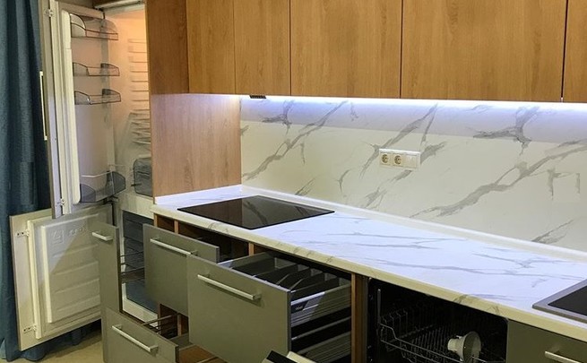 Кухня под потолок в трендовых цветах фото 2