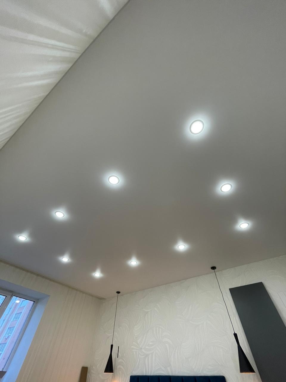 Натяжной теневой потолок из сатинового полотна фото