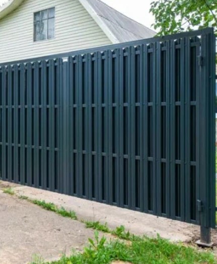 Ворота откатные автоматические на сваях из штакетника фото 2