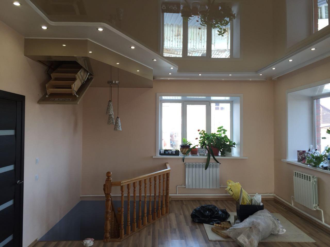 2-уровневый натяжной потолок в гостинной 28 кв.м, глянец фото