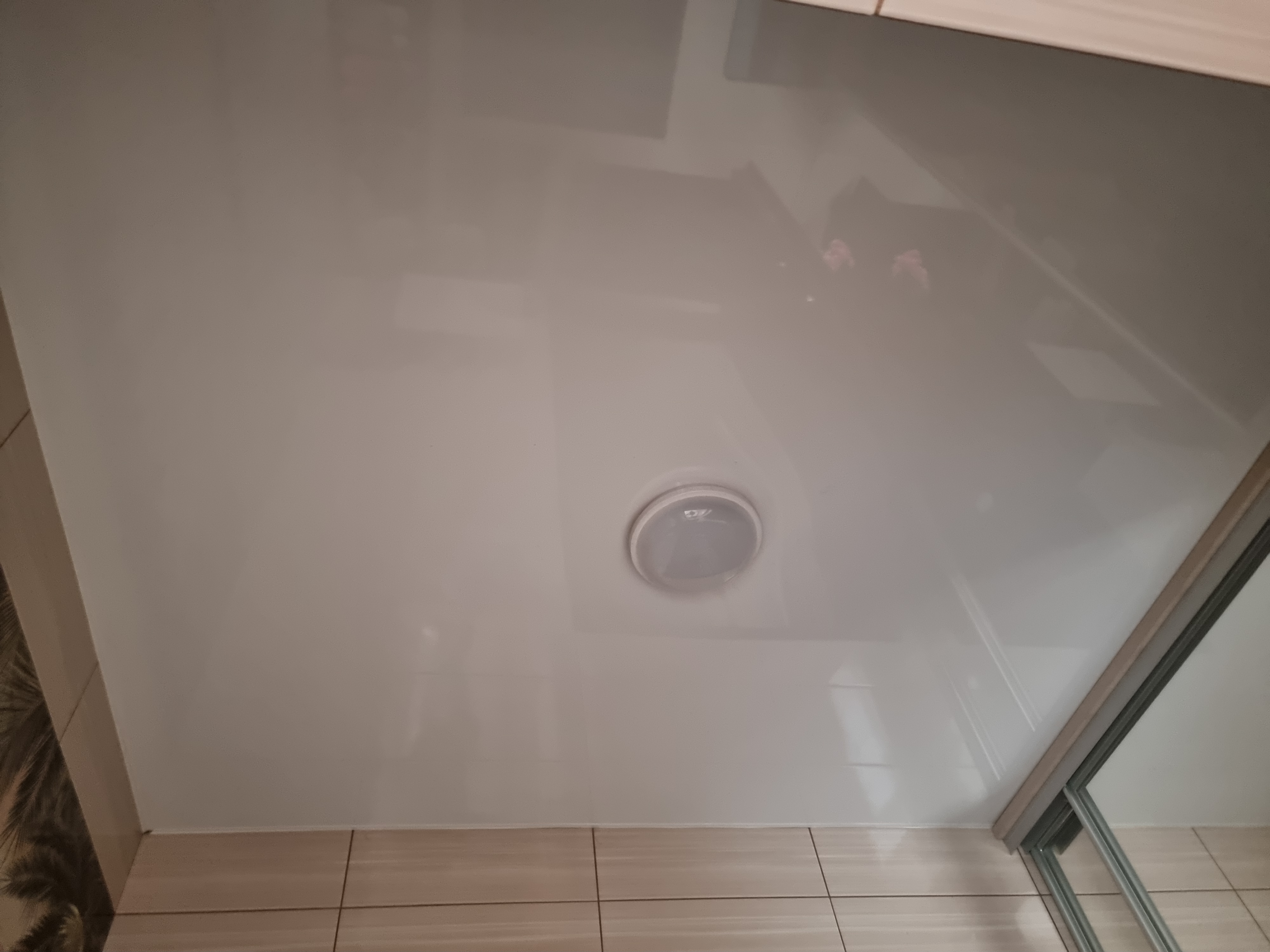 Глянцевый потолок в ванной комнате фото