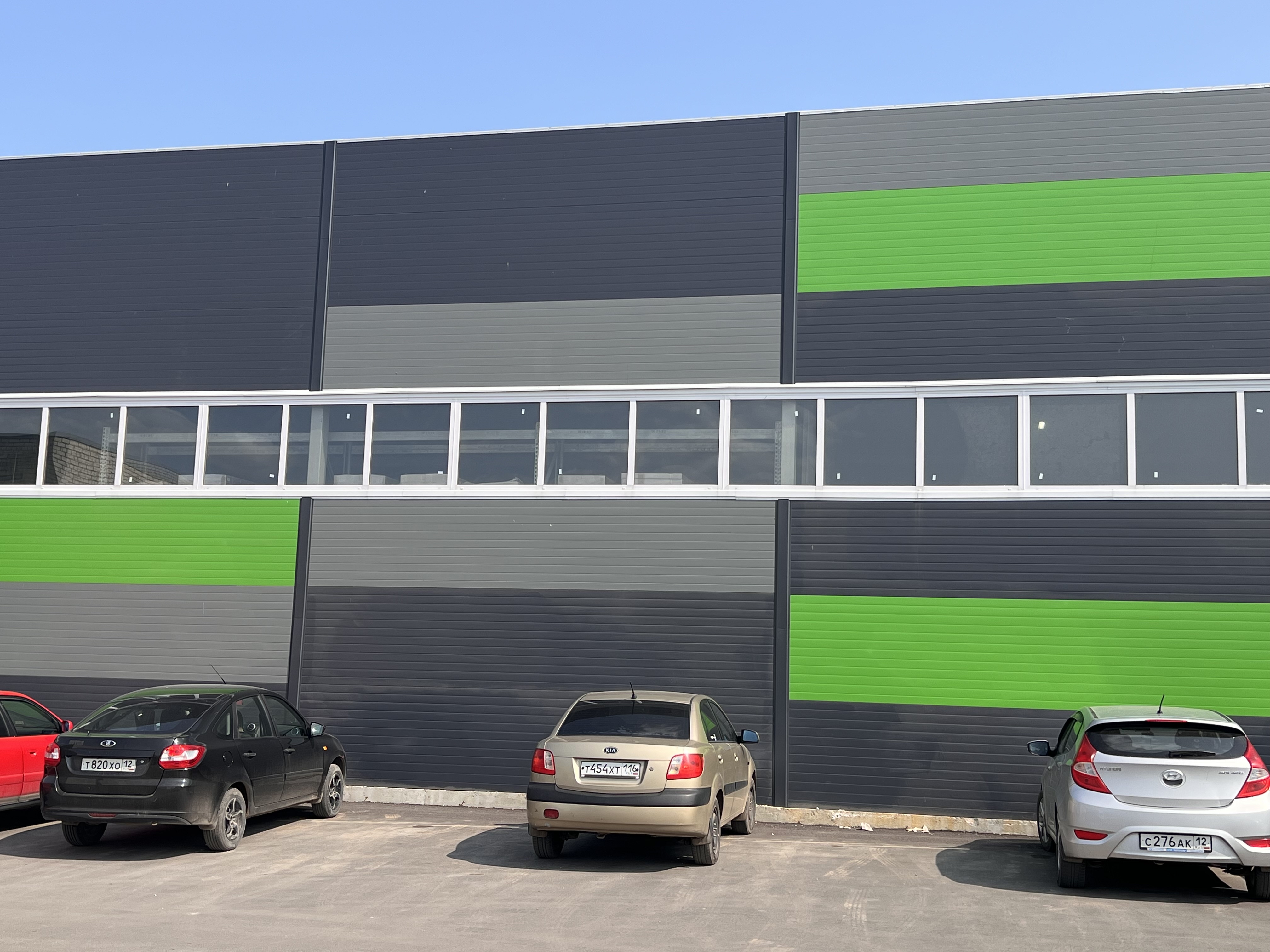 Остекление производственного помещения из сэндвич-панелей фото