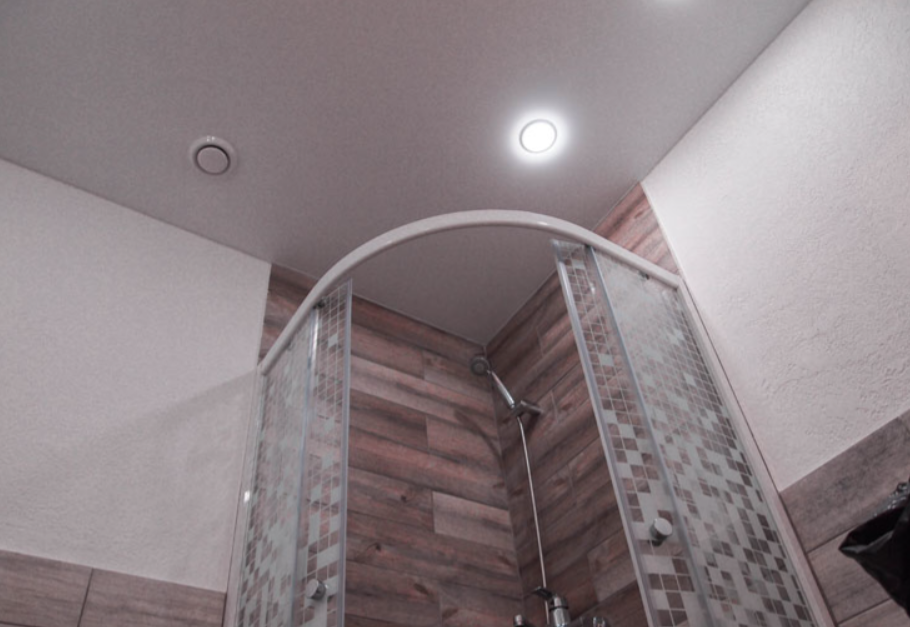 Установили потолок с матовой фактурой бренда MSD в ванной - 4,5 м2 фото