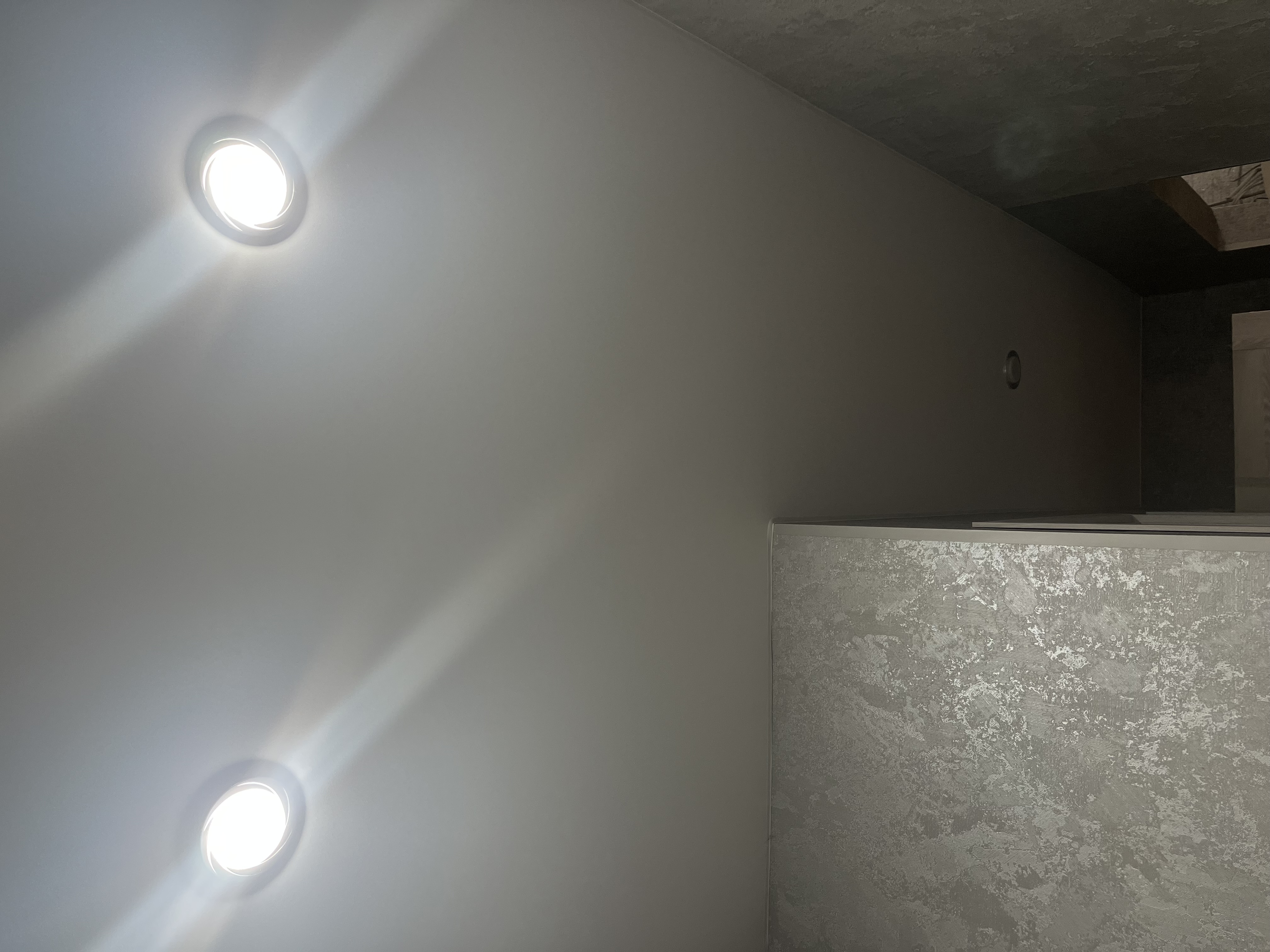 Натяжной потолок для гостиной фото