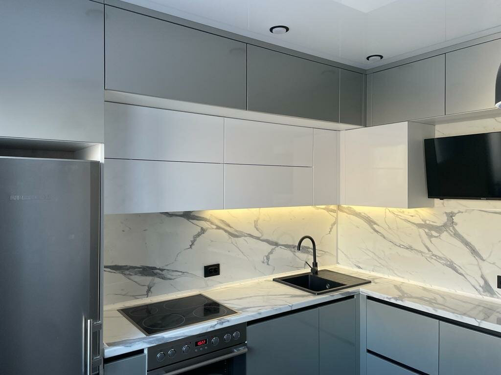 Г-образный кухонный гарнитур в однокомнатную квартиру фото