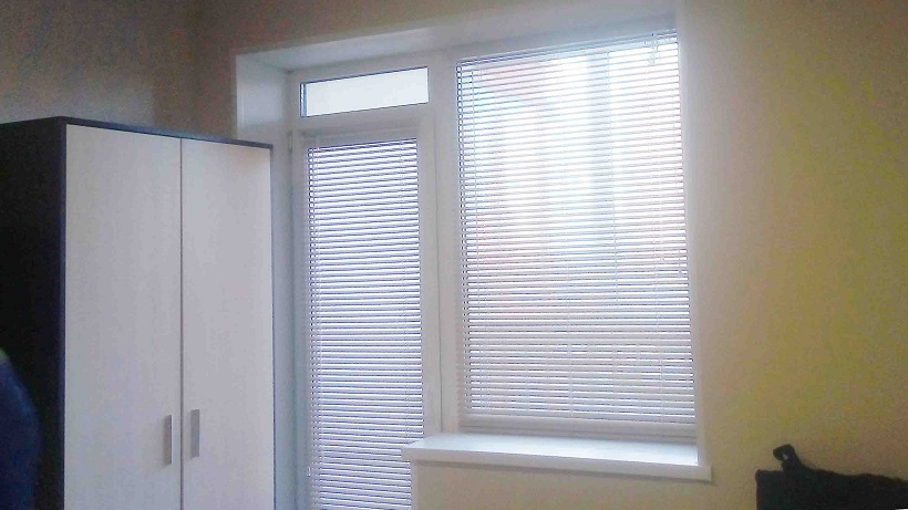 Алюминиевые горизонтальные жалюзи белого цвета фото