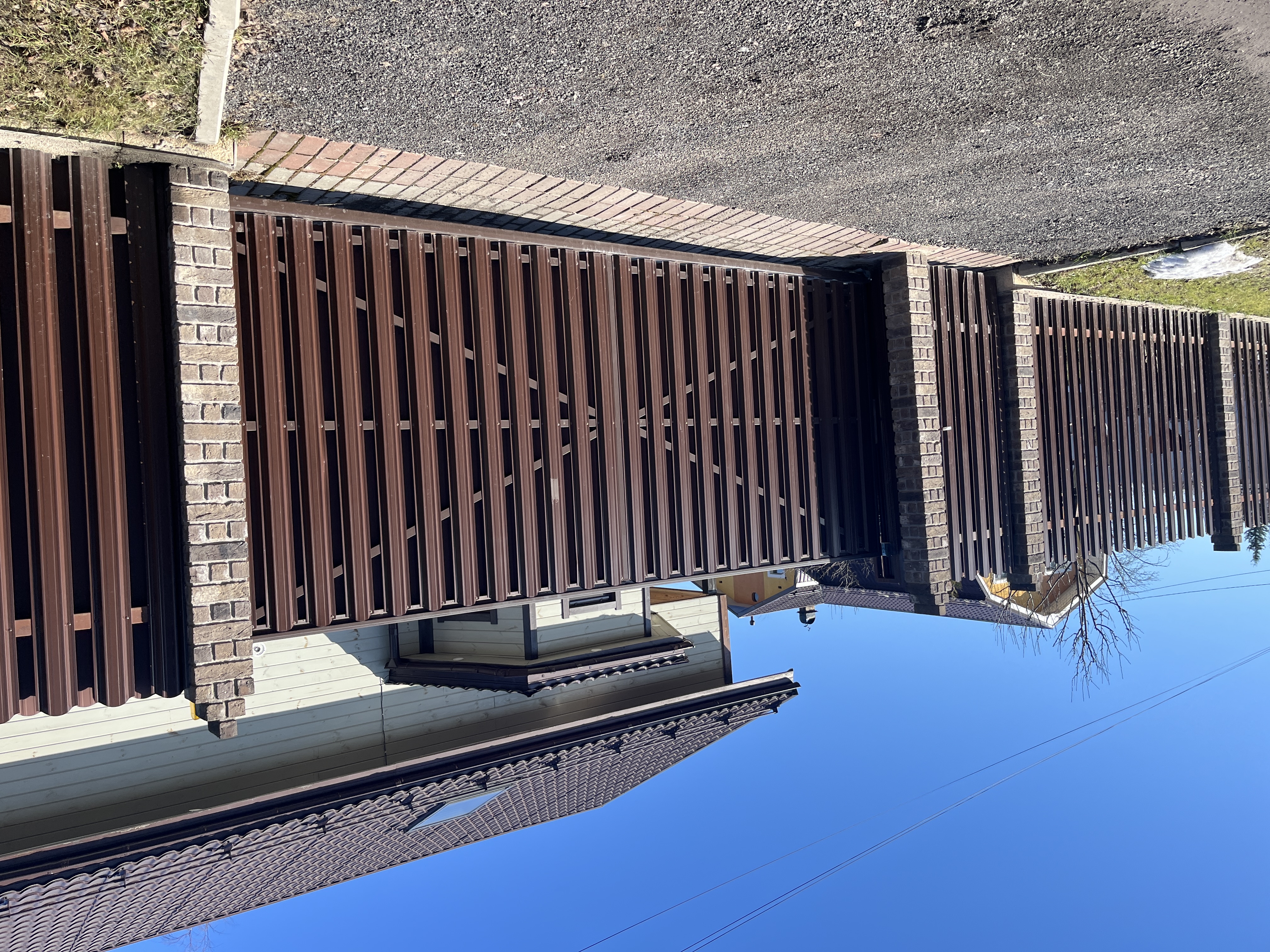 Откатные ворота с заполнением двойным металлическим штакетником фото