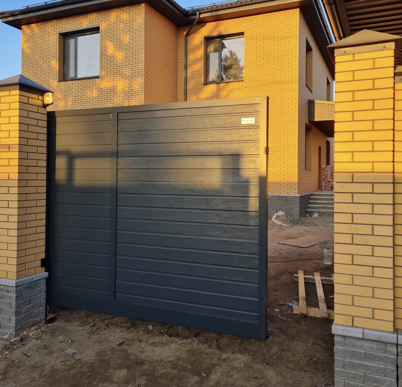 Откатные ворота Alutech Prestige с отдельностоящей калиткой фото