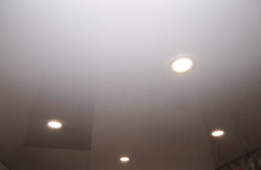 Установили глянцевый потолок бренда MSD в спальне площадью - 9 м2 фото