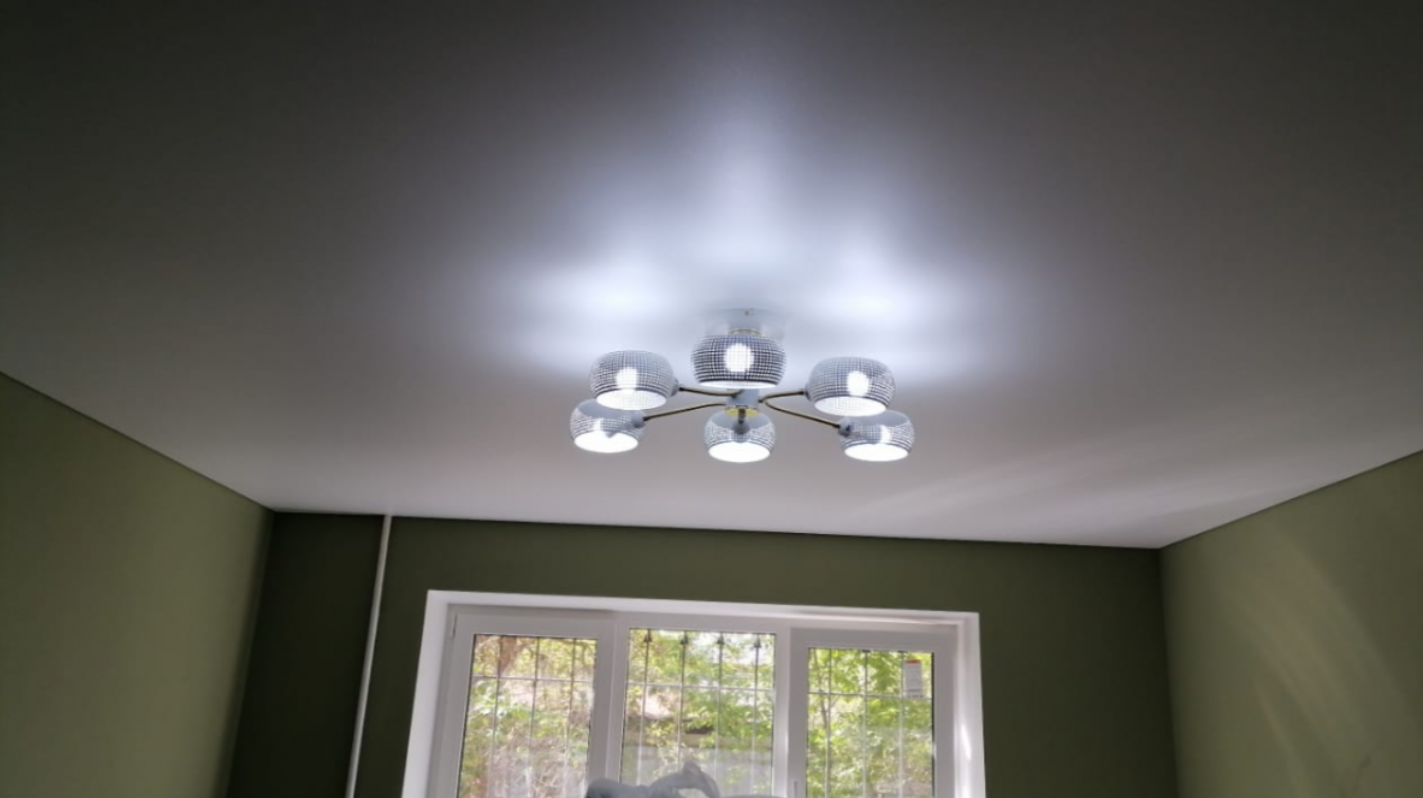 Установили матовый натяжной потолок бренда MSD в спальне площадью - 16 м² фото