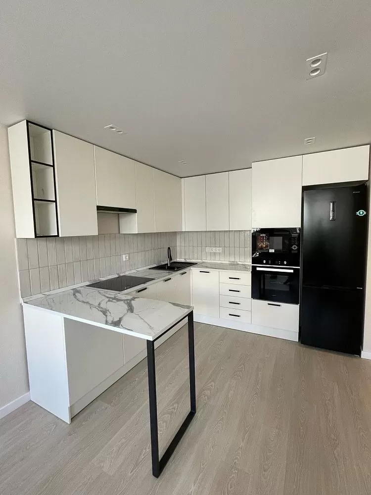 Установили гарнитур с матовыми фасадами в духе минимализма фото