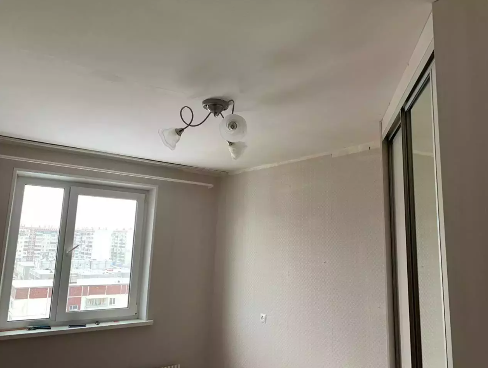 Установили сатиновый натяжной потолок в спальне 13 м2 фото