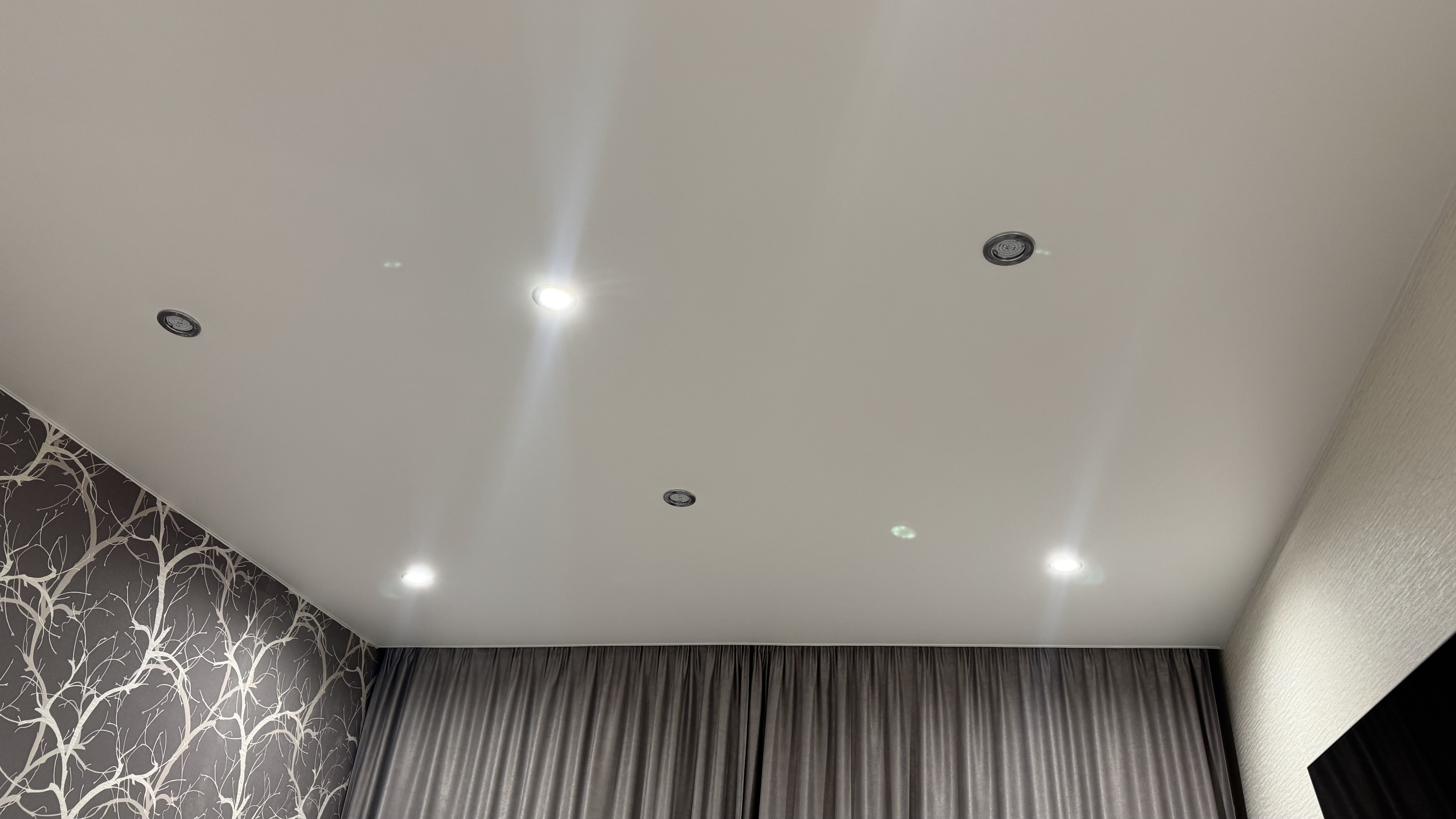 Сделали монтаж матового потолка в спальне фото