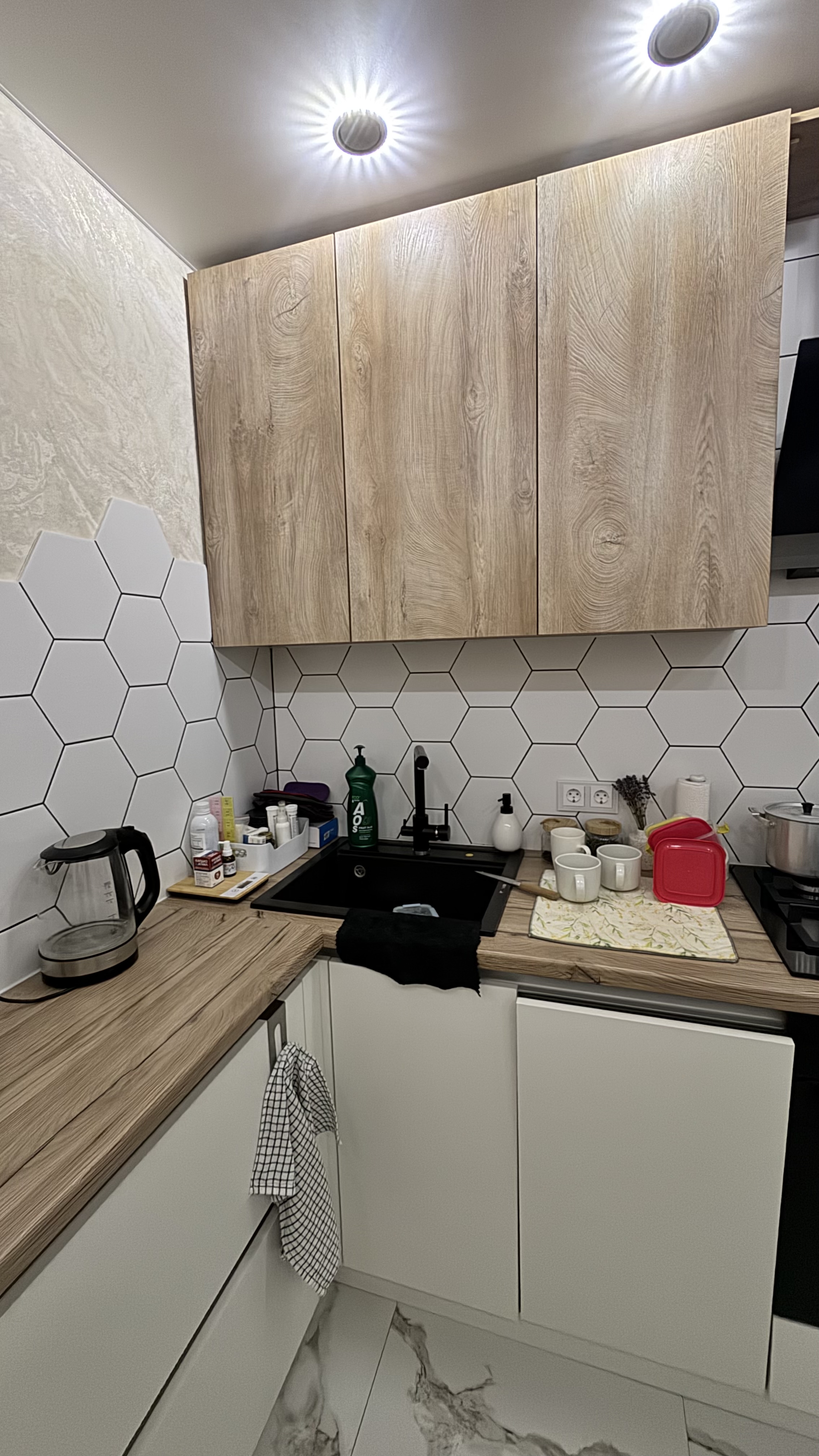 Угловой кухонный гарнитур до потолка фото